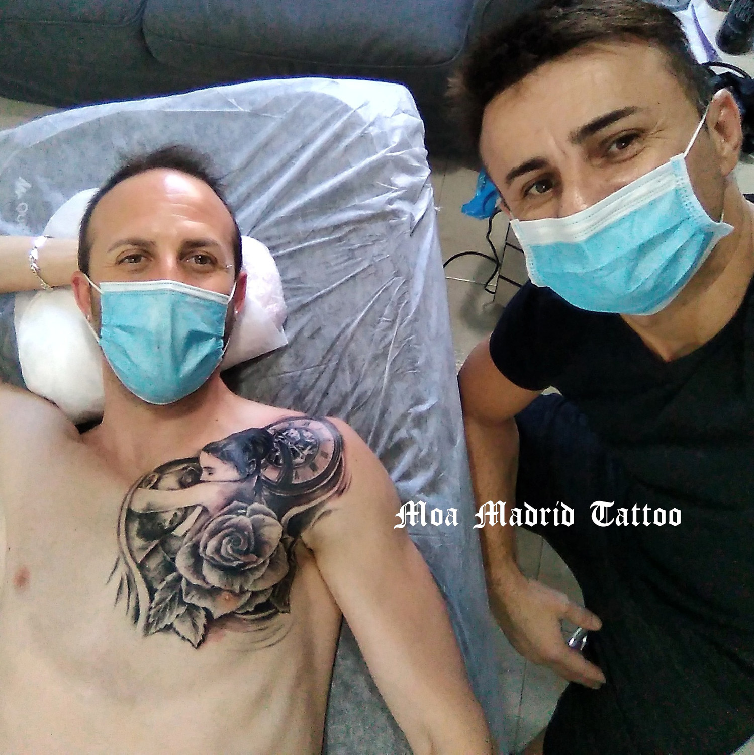 Tatuaje de padre e hija abrazándose hecho en el pectoral